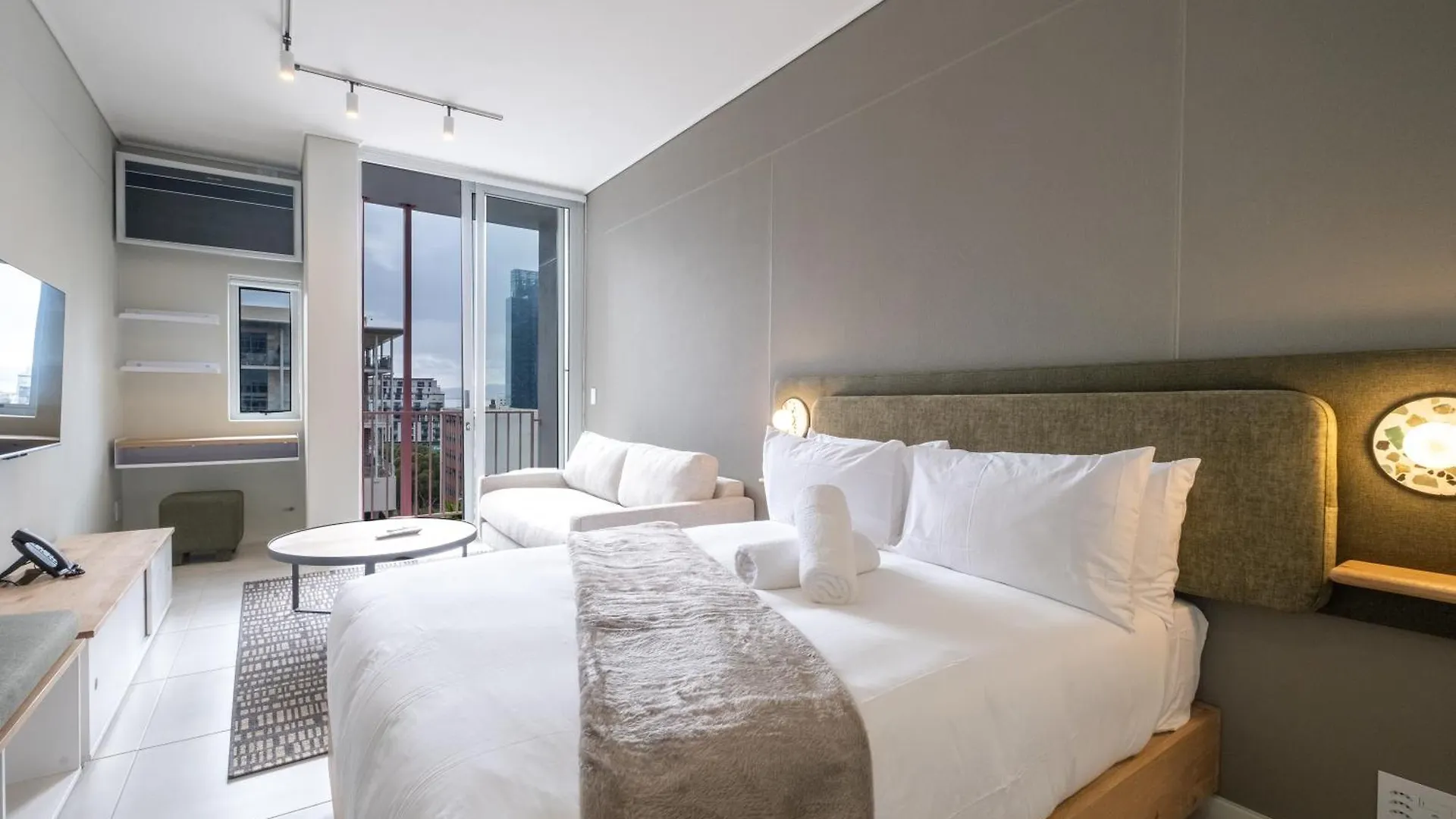 The Rose708: Top Floor Modern City Apartment Cape Town